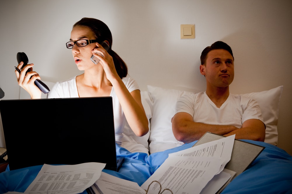 Private meeting. She's working her way through college (1952). женщина смотрит отчет. She s working. девушка программист.